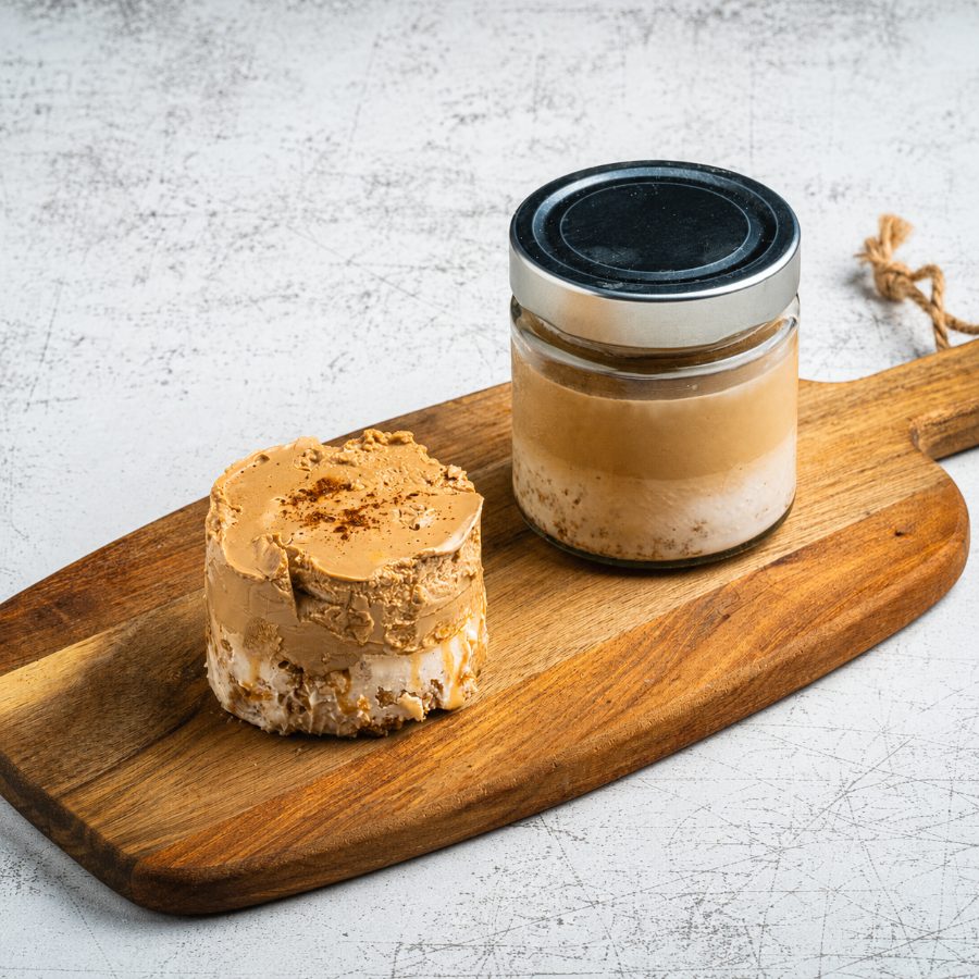 Postre de pastelería congelada emplatado
